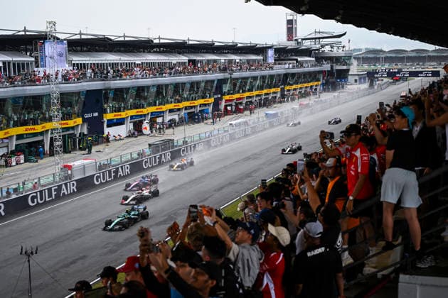 F1 - BAHRAIN GRAND PRIX IN MALAYSIA 2026 Start of the race, 14 ALONSO Fernando (spa), Aston Martin F1 Team AMR26, action during the 2026 Formula 1 Bahrain Grand Prix in Malaysia, 16th round of the 2026 Formula One World Championship, WM, Weltmeisterschaft from October 2 to 4, 2026 on the Sepang International Circuit, in Sepang, Malaysia - SepangMalaysia  Copyright: xALBERTOxVIMERCATIx