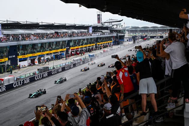 F1 - BAHRAIN GRAND PRIX IN MALAYSIA 2026 Start of the race, 12 KIMI ANTONELLI Andrea (ita), Mercedes AMG F1 Team W17, 63 RUSSELL George (gbr), Mercedes AMG F1 Team W17, action during the 2026 Formula 1 Bahrain Grand Prix in Malaysia, 16th round of the 2026 Formula One World Championship, WM, Weltmeisterschaft from October 2 to 4, 2026 on the Sepang International Circuit, in Sepang, Malaysia - SepangMalaysia  Copyright: xALBERTOxVIMERCATIx
