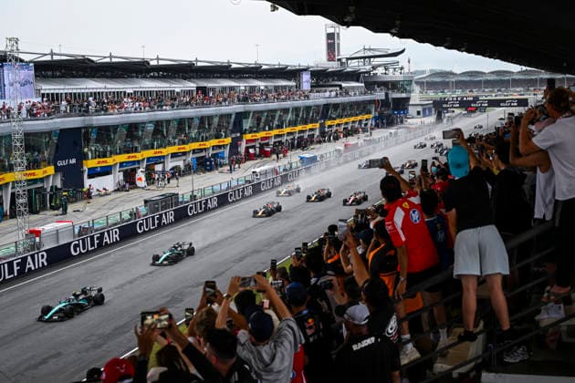 F1 - BAHRAIN GRAND PRIX IN MALAYSIA 2026 Start of the race, 12 KIMI ANTONELLI Andrea (ita), Mercedes AMG F1 Team W17, 63 RUSSELL George (gbr), Mercedes AMG F1 Team W17, action during the 2026 Formula 1 Bahrain Grand Prix in Malaysia, 16th round of the 2026 Formula One World Championship, WM, Weltmeisterschaft from October 2 to 4, 2026 on the Sepang International Circuit, in Sepang, Malaysia - SepangMalaysia  Copyright: xALBERTOxVIMERCATIx