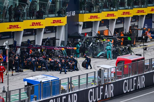 F1 - BAHRAIN GRAND PRIX IN MALAYSIA 2026 Pit stop, 03 VERSTAPPEN Max (nld), Red Bull Racing Ford RB22, 12 KIMI ANTONELLI Andrea (ita), Mercedes AMG F1 Team W17, action during the 2026 Formula 1 Bahrain Grand Prix in Malaysia, 16th round of the 2026 Formula One World Championship, WM, Weltmeisterschaft from October 2 to 4, 2026 on the Sepang International Circuit, in Sepang, Malaysia - SepangMalaysia  Copyright: xALBERTOxVIMERCATIx