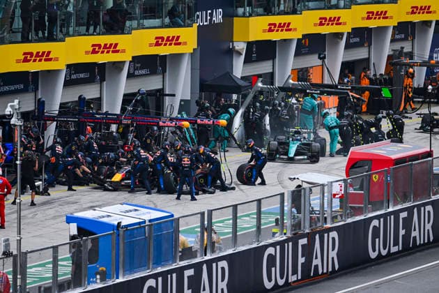 F1 - BAHRAIN GRAND PRIX IN MALAYSIA 2026 Pit stop, 03 VERSTAPPEN Max (nld), Red Bull Racing Ford RB22, 12 KIMI ANTONELLI Andrea (ita), Mercedes AMG F1 Team W17, action during the 2026 Formula 1 Bahrain Grand Prix in Malaysia, 16th round of the 2026 Formula One World Championship, WM, Weltmeisterschaft from October 2 to 4, 2026 on the Sepang International Circuit, in Sepang, Malaysia - SepangMalaysia  Copyright: xALBERTOxVIMERCATIx
