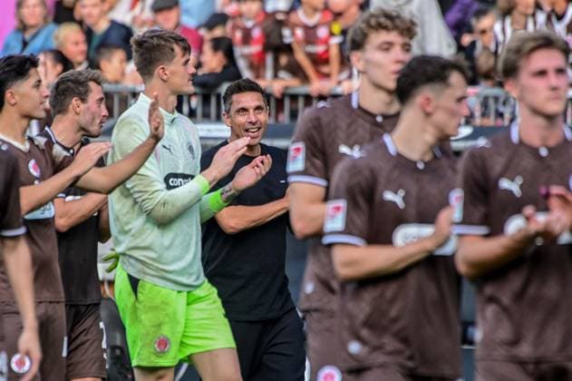 Victory celebration: Lars Ritzka, Simon Spari, Coach Marcel Rapp, St. Pauli, Germany, Hamburg, Millerntor Stadium, soccer, Bundesliga 1 and 2, FC St. Pauli, Borussia Mönchengladbach