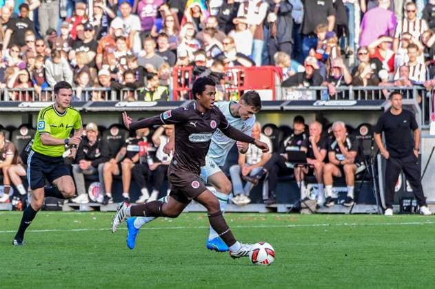 Joel Chima Fujita Pauli on the Ball Germany, Hamburg Millerntor Stadium, soccer, Bundesliga 1 and 2, FC St. Pauli, Borussia Mönchengladbach