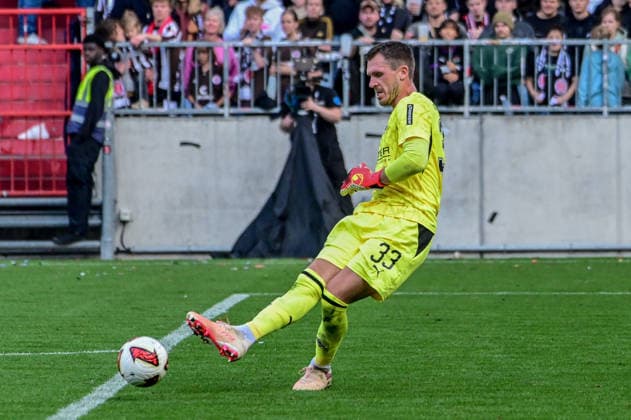 33 Daniel Batz Gladbach on the Ball Germany, Hamburg Millerntor Stadium, soccer, Bundesliga 1 and 2, FC St. Pauli, Borussia Mönchengladbach