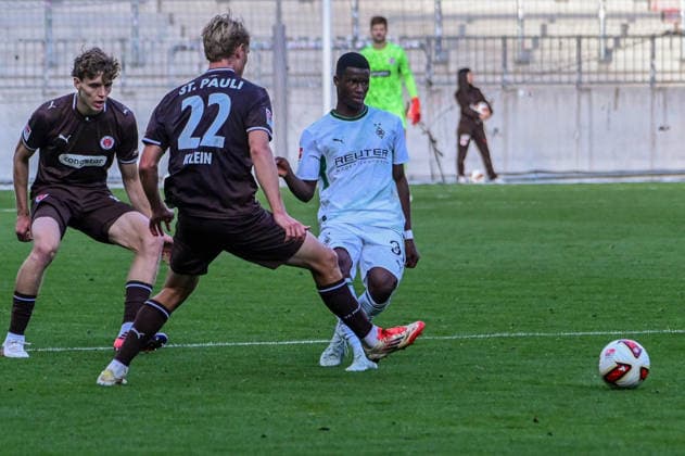 Westphal, Jannik; Sam Klein; Pauli 39; Iaia; Manco; Danfa; Gladbach; Germany; Hamburg; Millerntor Stadium; soccer; Bundesliga 1 and 2; FC St. Pauli; Borussia Mönchengladbach