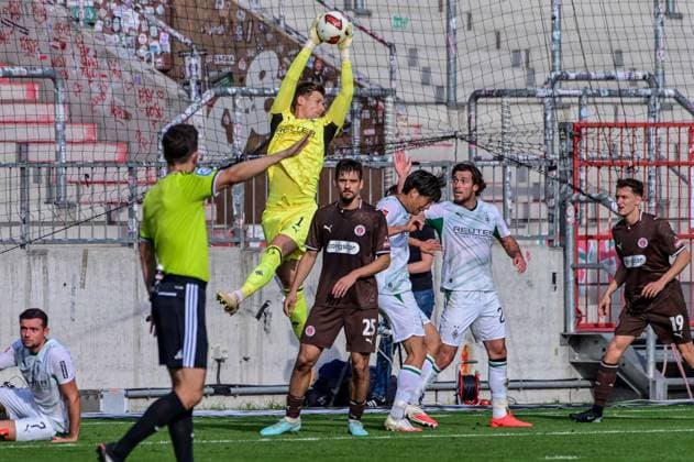 Moritz Nicolas Gladbach catches the ball; Germany, Hamburg, Millerntor Stadium; soccer; Bundesliga 1 and 2; FC St. Pauli, Borussia Mönchengladbach