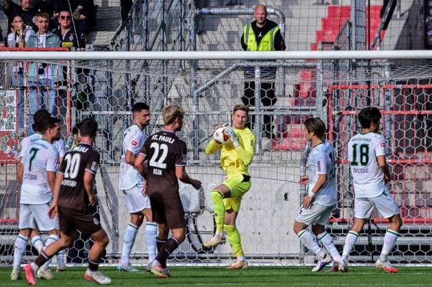 Moritz Nicolas Gladbach has the ball Germany, Hamburg Millerntor Stadium, soccer, Bundesliga 1 and 2, FC St. Pauli, Borussia Mönchengladbach