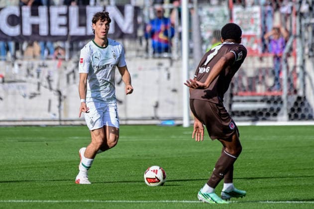 Youssoupha Niang St. Pauli 16 Philipp Sander Gladbach Germany, Hamburg Millerntor Stadium, soccer, Bundesliga 1 and 2, FC St. Pauli, Borussia Mönchengladbach