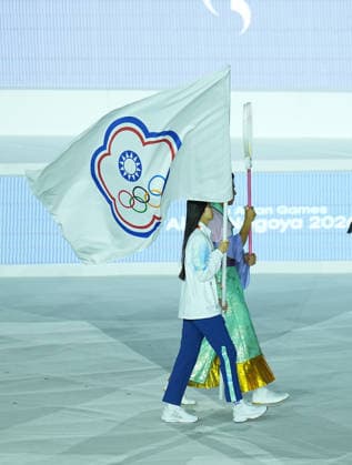 (261004) -- NAGOYA, Oct. 4, 2026 -- Flag-bearer of the delegation of Chinese Taipei parades into the stadium during the closing ceremony of the 20th Asian Games Aichi-Nagoya 2026 in Nagoya, Japan, Oct. 4, 2026. ) (SP)JAPAN-NAGOYA-ASIAN GAMES-CLOSING CEREMONY CheongxKamxKa