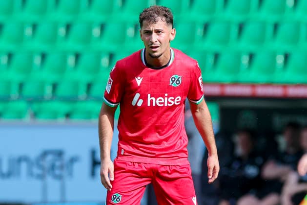 Taycan Ectibasi of Hannover 96 watches during the friendly match between Hannover 96 and SC Verl, Heinz von Heiden Arena on October 3, 2026, in Hanover, Germany. Photo by Marco Steinbrenner, DeFodi Images. Taycan Ectibasi of Hannover 96 looks on during the friendly match between Hannover 96 and SC Verl at Heinz von Heiden Arena on October 3, 2026 in Hanover, Germany. Photo by Marco Steinbrenner, DeFodi Images. Photo by Marco Steinbrenner, DeFodi Images.