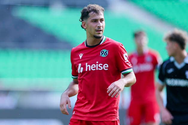 Taycan Ectibasi of Hannover 96 watches during the friendly match between Hannover 96 and SC Verl, Heinz von Heiden Arena on October 3, 2026, in Hannover, Germany. Photo by Marco Steinbrenner, DeFodi Images. Taycan Ectibasi of Hannover 96 looks on during the friendly match between Hannover 96 and SC Verl at Heinz von Heiden Arena on October 3, 2026 in Hanover, Germany. Photo by Marco Steinbrenner, DeFodi Images. Photo by Marco Steinbrenner, DeFodi Images.