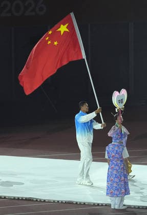 (261004) -- NAGOYA, Oct. 4, 2026 -- Flag-bearer of the delegation of China Bi Kun parades into the stadium during the closing ceremony of the 20th Asian Games Aichi-Nagoya 2026 in Nagoya, Japan, Oct. 4, 2026. ) (SP)JAPAN-NAGOYA-ASIAN GAMES-CLOSING CEREMONY JiaxYuchen