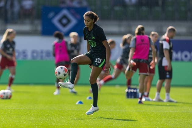 Soccer I Women s I 2026–2027 Season I Bundesliga I VfL Wolfsburg vs. Hamburger SV I October 4, 2026 Cora Zicai, 28, VfL Wolfsburg, receives the ball during warm-ups at the Wolfsburg AOK Stadium in Lower Saxony, Germany Copyright: xLobeca CedricxSiefkerx