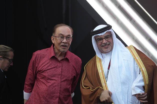 2026 Formula 1 Gulf Air Bahrain Grand Prix, October 4, 2026, Sepang International Circuit, Kuala Lumpur, 2026 Formula 1 Gulf Air Bahrain Grand Prix, Podium, Prince Hamad bin Isa Al Khalifa of Bahrain with Malaysian Prime Minister Anwar bin Ibrahim, Kuala Lumpur, Sepang International Circuit, Malaysia Copyright: xNordphotox xBraticx