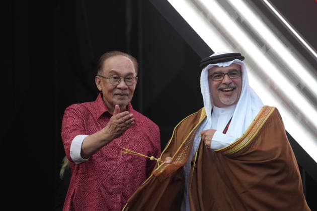 2026 Formula 1 Gulf Air Bahrain Grand Prix, October 4, 2026, Sepang International Circuit, Kuala Lumpur, 2026 Formula 1 Gulf Air Bahrain Grand Prix, Podium, Prince Hamad bin Isa Al Khalifa of Bahrain with Malaysian Prime Minister Anwar bin Ibrahim, Kuala Lumpur, Sepang International Circuit, Malaysia Copyright: xNordphotox xBraticx