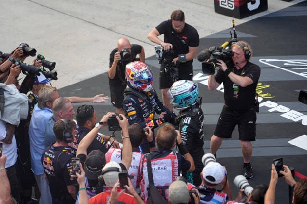 2026 Formula 1 Gulf Air Bahrain Grand Prix, October 4, 2026, Sepang International Circuit, Kuala Lumpur, 2026 Formula 1 Gulf Air Bahrain Grand Prix, Andrea Kimi Antonelli (ITA), Mercedes AMG Petronas Formula One Team congratulates Max Verstappen (NLD) and Oracle Red Bull Racing on their victory at the Sepang International Circuit in Kuala Lumpur, Malaysia Copyright: xNordphotox xBraticx