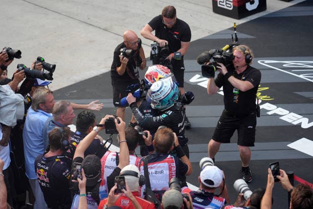 2026 Formula 1 Gulf Air Bahrain Grand Prix, October 4, 2026, Sepang International Circuit, Kuala Lumpur, 2026 Formula 1 Gulf Air Bahrain Grand Prix, Andrea Kimi Antonelli (ITA), Mercedes AMG Petronas Formula One Team congratulates Max Verstappen (NLD) and Oracle Red Bull Racing on their victory at the Sepang International Circuit in Kuala Lumpur, Malaysia Copyright: xNordphotox xBraticx