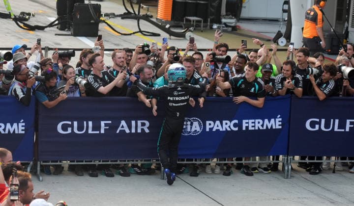 2026 Formula 1 Gulf Air Bahrain Grand Prix, October 4, 2026, Sepang International Circuit, Kuala Lumpur, 2026 Formula 1 Gulf Air Bahrain Grand Prix, Andrea Kimi Antonelli (ITA), Mercedes AMG Petronas Formula One Team celebrates his 2nd-place finish with his mechanics at the Sepang International Circuit in Kuala Lumpur, Malaysia Copyright: xNordphotox xBraticx