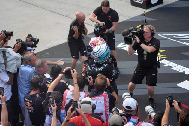 2026 Formula 1 Gulf Air Bahrain Grand Prix, October 4, 2026, Sepang International Circuit, Kuala Lumpur, 2026 Formula 1 Gulf Air Bahrain Grand Prix, Andrea Kimi Antonelli (ITA), Mercedes AMG Petronas Formula One Team congratulates Max Verstappen (NLD) and Oracle Red Bull Racing on their victory at the Sepang International Circuit in Kuala Lumpur, Malaysia Copyright: xNordphotox xBraticx
