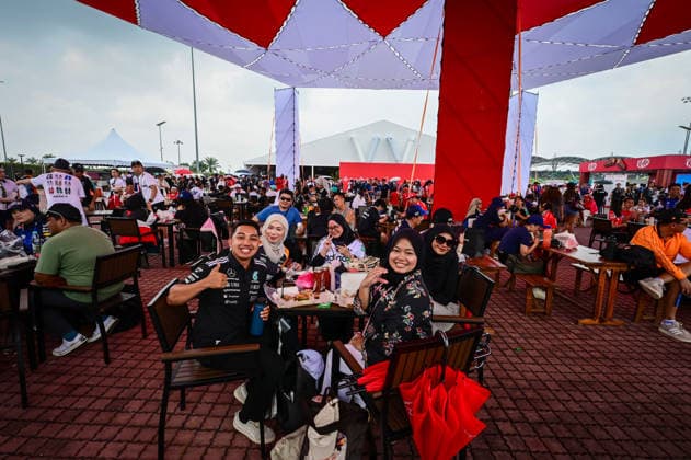 IPA89293079 - Fanzone Area on Race Day (Saturday) of the 2026 Formula 1 Gulf Air Bahrain Grand Prix in Malaysia at the Sepang International Circuit in Sepang, Malaysia. Round 16 of 23 of the 2026 FIA Formula One World Championship, WM, Weltmeisterschaft held October 2–4, 2026. The race was moved from Bahrain to Malaysia and held at the Sepang International Circuit during the 2026 Formula 1 Gulf Air Bahrain Grand Prix in Malaysia—Round 16 of 23—at the Sepang International Circuit in Sepang, Malaysia, as part of the Formula 1 Championship on October 4, 2026.  Copyright: xSrinivasaxKrishnanx xAlessioxDexMarcox xAvens-images.com AvensImages IPAxSportx xx IPA89293079