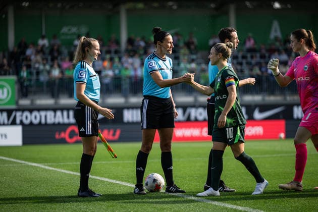 Soccer I Women s I 2026–2027 Season I Bundesliga I VfL Wolfsburg vs. Hamburger SV I October 4, 2026: Referee Nadine Westerhoff high-fives Svenja Huth (No. 10), VfL Wolfsburg, at the Wolfsburg AOK Stadium in Lower Saxony, Germany Copyright: xLobeca CedricxSiefkerx