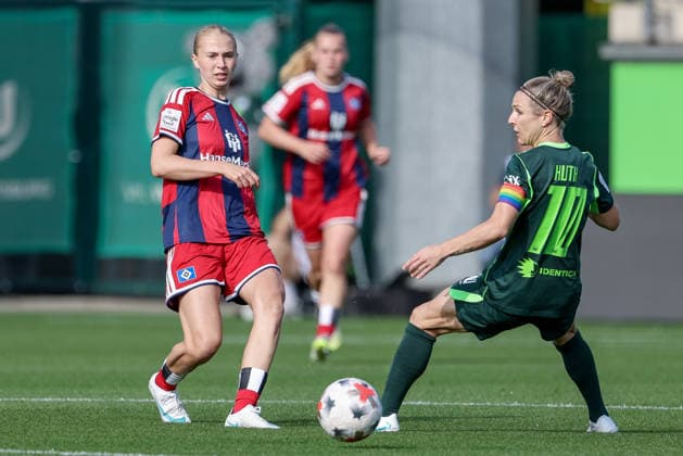 From left: Paulina Bartz (Hamburger SV, HSV), 37, and Svenja Huth (VfL Wolfsburg), 10, in a one-on-one battle, duel, dynamic moment, action, game scene, DFB REGULATIONS PROHIBIT ANY USE OF PHOTOGRAPHS AS SEQUENCE IMAGES AND OR VIDEO-LIKE PHOTO SERIES DFB REGULATIONS PROHIBIT ANY USE OF PHOTOGRAPHS AS SEQUENCE IMAGESENCES AND OR QUASI-VIDEO, April 10, 2026, Wolfsburg, Germany, Soccer, Google Pixel Women’s Bundesliga, VfL Wolfsburg vs. Hamburger SV xobx