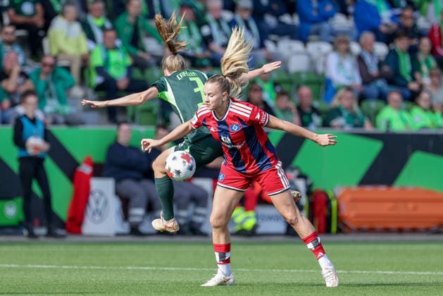 v li Lieske Carleer (VfL Wolfsburg), 3, and Nikola Karczewska (Hamburger SV), 20, in a one-on-one, duel, dynamic moment, action, game scene, DFB REGULATIONS PROHIBIT ANY USE OF PHOTOGRAPHS AS SEQUENCE IMAGES AND OR VIDEO-LIKE PHOTO SERIES DFB REGULATIONS PROHIBIT ANY USE OF PHOTOGRAPHS AS SEQUENCE IMAGESENCES AND OR QUASI-VIDEO, April 10, 2026, Wolfsburg, Germany, soccer, Google Pixel Women’s Bundesliga, VfL Wolfsburg vs. Hamburger SV xobx
