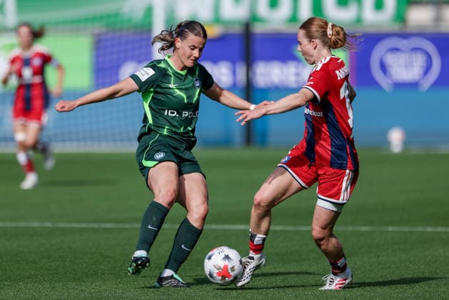 From left: Katharina Piljic (VfL Wolfsburg), 17, and Carla Morich (Hamburger SV, HSV), 10, in a one-on-one battle, duel, dynamic moment, action, game scene, DFB REGULATIONS PROHIBIT ANY USE OF PHOTOGRAPHS AS SEQUENCE IMAGES AND OR VIDEO-LIKE PHOTO SERIES DFB REGULATIONS PROHIBIT ANY USE OF PHOTOGRAPHS AS SEQUENCE IMAGESENCES AND OR QUASI-VIDEO, April 10, 2026, Wolfsburg, Germany, soccer, Google Pixel Women’s Bundesliga, VfL Wolfsburg vs. Hamburger SV xobx