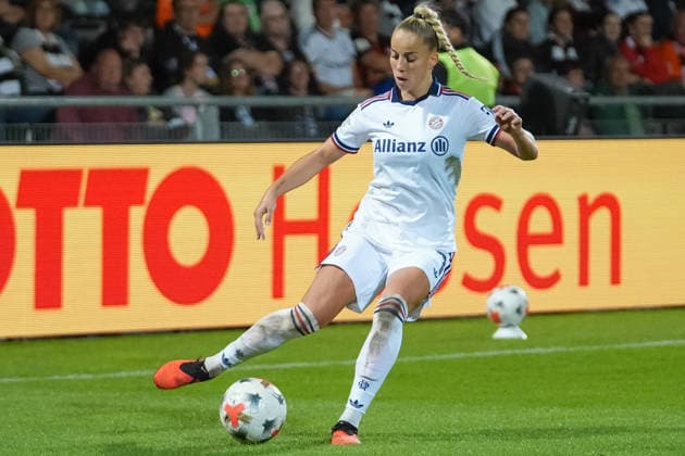 Germany Soccer Google Pixel Women s Bundesliga 2026 2027, Matchday 6: SV Eintracht Frankfurt vs. FC Bayern Munich at Brentanobad in Frankfurt; Giulia Gwinn (FCB), No. 7 on the ball Copyright: xTobiasxWentzellx