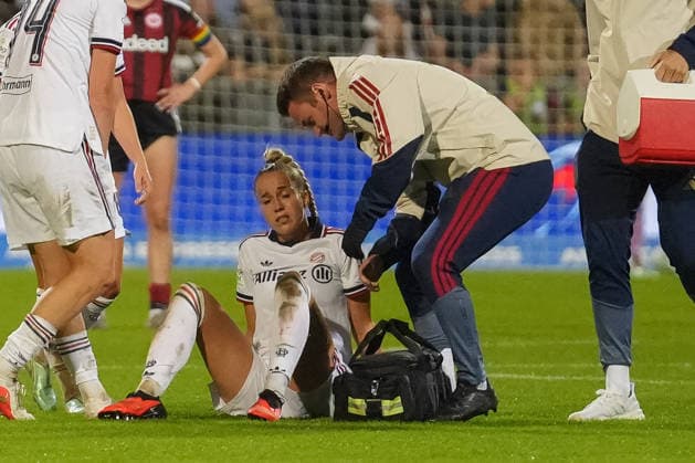 Germany Soccer Google Pixel Women s Bundesliga 2026 2027, Matchday 6: SV Eintracht Frankfurt vs. FC Bayern Munich at Brentanobad in Frankfurt; Giulia Gwinn (FCB), 7, injured on the ground Copyright: xTobiasxWentzellx