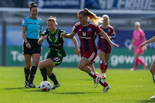 Soccer I Women s I 2026–2027 Season I Bundesliga I VfL Wolfsburg vs. Hamburger SV I October 4, 2026: Sarai Linder (39), VfL Wolfsburg, and Svea Stoldt (8), Hamburger SV, in a tackle at the Wolfsburg AOK Stadium in Lower Saxony, Germany Copyright: xLobeca CedricxSiefkerx