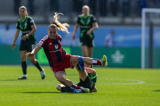 Soccer I Women s I 2026–2027 Season I Bundesliga I VfL Wolfsburg vs. Hamburger SV I October 4, 2026: Svea Stoldt (8), Hamburger SV, and Sarai Linder (39), VfL Wolfsburg, in a tackle at the Wolfsburg AOK Stadium, Lower Saxony, Germany Copyright: xLobeca CedricxSiefkerx