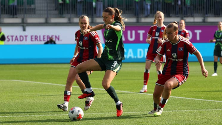 VfL vs. HSV, Women s Bundesliga, Wolfsburg, October 4, 2026, Soccer, Women, Google Pixel Bundesliga, 2026–2027 Season, VfL Wolfsburg vs. Hamburger SV, Lara Prasnikar (VfL Wolfsburg), Svea Stoldt (HSV), AOK Stadium, Lower Saxony, Germany