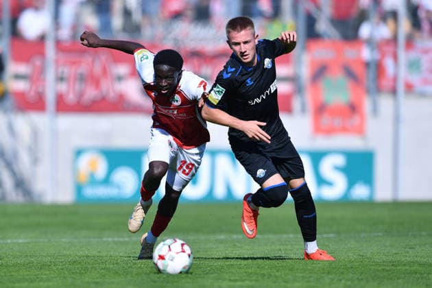 Soccer, Regionalliga West, Matchday 11: Rot Weiß Oberhausen vs. SC Paderborn 07 II on October 4, 2026, at the Niederrhein Stadium in Oberhausen. Denis Donkor (Oberhausen, left) and Jan Peters (Paderborn, right) xRx