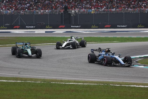 F1 Bahrain Grand Prix In Malaysia SEPANG, MALAYSIA - OCTOBER 4: Alexander Albon of Atlassian Williams, Fernando Alonso of Aston Martin Aramco and Sergio Perez of Cadillas during the Formula 1 Bahrain Grand Prix at Sepang International Circuit in Sepang, Malaysia on October 4, 2026. Jakub Porzycki Anadolu Sepang Malaysia. Editorial use only. Please get in touch for any other usage.  Copyright: x2026xAnadoluxJakubxPorzyckix