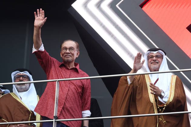 F1 Bahrain Grand Prix In Malaysia SEPANG, MALAYSIA - OCTOBER 4: Bahrain Prime Minister Salman bin Hamad Al Khalifa and Malaysia Prime Minister Anwar Ibrahim on the podium after the Formula 1 Bahrain Grand Prix at Sepang International Circuit in Sepang, Malaysia on October 4, 2026. Jakub Porzycki Anadolu Sepang Malaysia. Editorial use only. Please get in touch for any other usage.  Copyright: x2026xAnadoluxJakubxPorzyckix