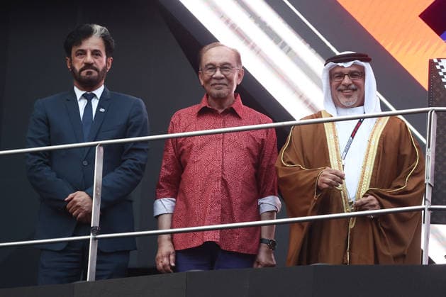 F1 Bahrain Grand Prix In Malaysia SEPANG, MALAYSIA - OCTOBER 4: FIA President Mohammed Ben Sulayem, Bahrain Prime Minister Salman bin Hamad Al Khalifa and Malaysia Prime Minister Anwar Ibrahim on the podium after the Formula 1 Bahrain Grand Prix at Sepang International Circuit in Sepang, Malaysia on October 4, 2026. Jakub Porzycki Anadolu Sepang Malaysia. Editorial use only. Please get in touch for any other usage.  Copyright: x2026xAnadoluxJakubxPorzyckix