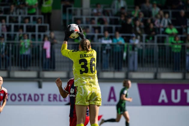 Soccer I Women s I 2026–2027 Season I Bundesliga I VfL Wolfsburg vs. Hamburger SV I October 4, 2026 Jule Baum 36, Hamburger SV, catches the ball after a cross at Wolfsburg s AOK Stadium in Lower Saxony, Germany Copyright: xLobeca CedricxSiefkerx