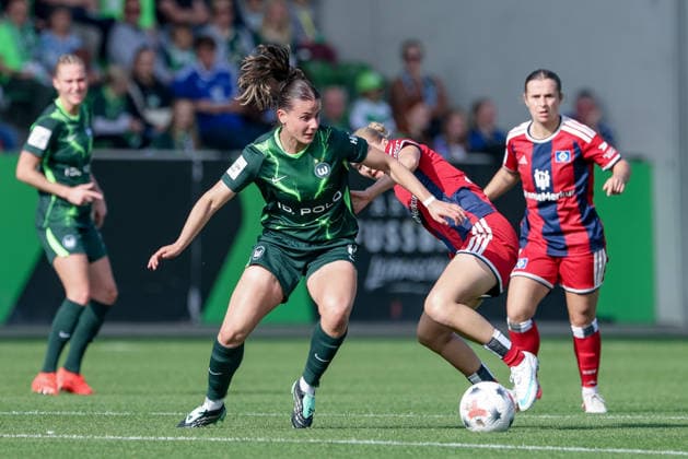 From left: Katharina Piljic of VfL Wolfsburg, 17, and Paulina Bartz of Hamburger SV (HSV), 37, in a one-on-one, duel, dynamic moment, action, game scene, DFB REGULATIONS PROHIBIT ANY USE OF PHOTOGRAPHS AS SEQUENCE IMAGES AND OR VIDEO-LIKE PHOTO SERIES DFB REGULATIONS PROHIBIT ANY USE OF PHOTOGRAPHS AS SEQUENCE IMAGES, October 4, 2026, Wolfsburg, Germany, soccer, Google Pixel Women’s Bundesliga, VfL Wolfsburg vs. Hamburger SV xobx