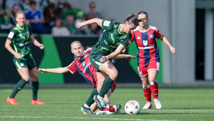 From left: Paulina Bartz (Hamburger SV, HSV), 37, and Katharina Piljic (VfL Wolfsburg), 17, in a one-on-one battle, duel, dynamic moment, action, game scene, DFB REGULATIONS PROHIBIT ANY USE OF PHOTOGRAPHS AS SEQUENCE IMAGES AND OR VIDEO-LIKE PHOTO SERIES DFB REGULATIONS PROHIBIT ANY USE OF PHOTOGRAPHS AS IMAGE SEQUENCES AND OR QUASI-VIDEO, October 4, 2026, Wolfsburg, Germany, soccer, Google Pixel Women’s Bundesliga, VfL Wolfsburg vs. Hamburger SV xobx