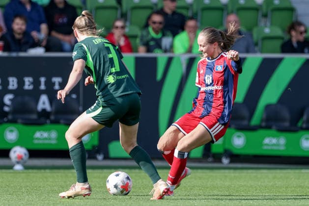 From left: Lieske Carleer (VfL Wolfsburg), 3, and Camilla Linberg (Hamburger SV, HSV), 7, with the ball; single frame; full-body shot; action; game scene, DFB REGULATIONS PROHIBIT ANY USE OF PHOTOGRAPHS AS SEQUENCE IMAGES AND OR VIDEO-LIKE PHOTO SERIES DFB REGULATIONS PROHIBIT ANY USE OF PHOTOGRAPHS AS IMAGE SEQUENCES AND OR QUASI-VIDEO, October 4, 2026, Wolfsburg, Germany, Soccer, Google Pixel Women’s Bundesliga, VfL Wolfsburg vs. Hamburger SV xobx