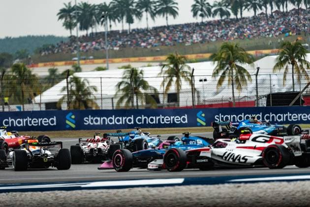 Formula 1 Gulf Air Bahrain Grand Prix in Malaysia 2026 Levi Erb OVERTAKE MAXPPP - Sepang 04 10 2026 Race start at the Formula 1 Gulf Air Bahrain Grand Prix 2026 in Malaysia, the 15th round of the 2026 FIA Formula 1 World Championship, WM, Weltmeisterschaft at the Sepang International circuit, from 1 to 4 October 2026 Sepang Sepang International Circuit Malaysia  Copyright: xOVERTAKE MAXPPPxLevixErbx OVT202610047737 OVT202610047737