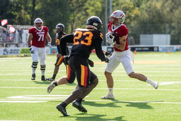 AMERICAN FOOTBALL - IFAF EC, AUT vs BEL SALZBURG,AUSTRIA,04.OCT.26 - AMERICAN FOOTBALL - IFAF European Championship, EM, Europameisterschaft Austria vs Belgium. Image shows Nathan Pollart (BEL) and Jonas Dachs-Wiesinger (AUT).  GEPAxpictures xJulioxArellano
