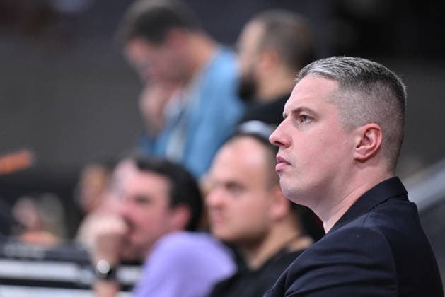BG Göttingen vs. SBB Börde Baskets Wolmirstedt, October 4, 2026, Göttingen Basketball 2nd Bundesliga, ProA, BG Göttingen vs. SBB Börde Baskets Wolmirstedt, Matchday 3, Sparkassen Arena. Head Coach Martins Gulbis of BG Göttingen sits on the sidelines before the game in Göttingen, Lower Saxony, Germany