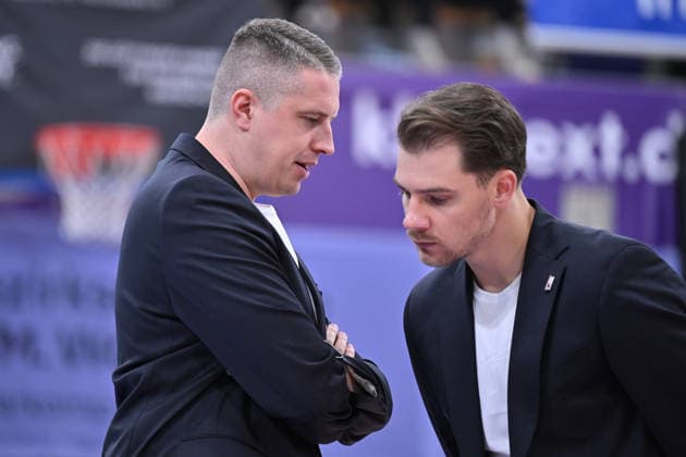 BG Göttingen vs. SBB Börde Baskets Wolmirstedt, October 4, 2026, Göttingen Basketball 2nd Bundesliga, ProA, BG Göttingen vs. SBB Börde Baskets Wolmirstedt, Matchday 3, Sparkassen Arena: Head Coach Martins Gulbis (left) and BG Göttingen Assistant Coach Martynas Airosius (right) speak before the game in Göttingen, Lower Saxony, Germany