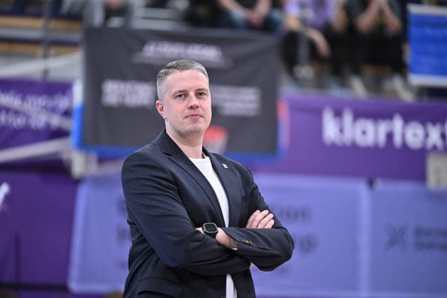 BG Göttingen vs. SBB Börde Baskets Wolmirstedt, October 4, 2026, Göttingen Basketball 2nd Bundesliga, ProA, BG Göttingen vs. SBB Börde Baskets Wolmirstedt, Matchday 3, Sparkassen Arena Head Coach Martins Gulbis of BG Göttingen stands on the sidelines before the game in Göttingen, Lower Saxony, Germany