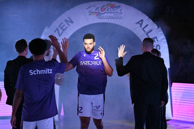 BG Göttingen vs. SBB Börde Baskets Wolmirstedt, October 4, 2026, Göttingen Basketball 2nd Bundesliga, ProA, BG Göttingen vs. SBB Börde Baskets Wolmirstedt, Matchday 3, Sparkassen Arena; Zac Watson walks through a guard of honor during warm-ups in Göttingen, Lower Saxony, Germany