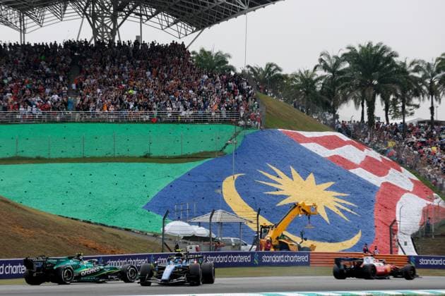 55 SAINZ Carlos (SPA), Williams Racing FW48, action from the 2026 Bahrain F1 Grand Prix in Malaysia; KIMI ANTONELLI Andrea (ITA), Mercedes AMG F1 Team W16, portrait F1 GP 16 Bahrain 2026 in Malaysia Race, during the 2026 Formula 1 Bahrain Grand Prix in Malaysia, the 16th round of the 2026 Formula One World Championship from October 2 to 4, 2026 at the Sepang International Circuit in Sepang, Malaysia. Photo by Jiri Krenek, Active Pictures, Malaysia