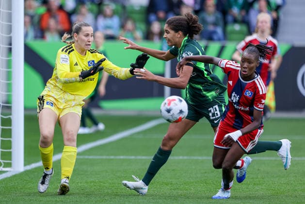v li Jule Baum, goalkeeper, Hamburger SV, 36; Cora Zicai, VfL Wolfsburg, 28; and Magou Doucoure, Hamburger SV (HSV), 2, in a one-on-one, duel, dynamic moment, action, game scene, DFB REGULATIONS PROHIBIT ANY USE OF PHOTOGRAPHS AS SEQUENCE IMAGES AND OR VIDEO-LIKE PHOTO SERIES DFB REGULATIONS PROHIBIT ANY USE OF PHOTOGRAPHS AS SEQUENCE IMAGESENCES AND OR QUASI-VIDEO, October 4, 2026, Wolfsburg, Germany, soccer, Google Pixel Women’s Bundesliga, VfL Wolfsburg vs. Hamburger SV xobx