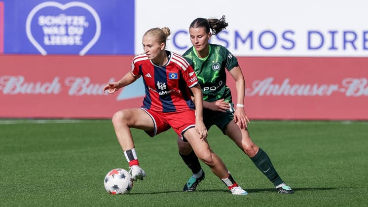From left: Paulina Bartz (Hamburger SV, HSV), 37, and Katharina Piljic (VfL Wolfsburg), 17, in a one-on-one battle, duel, dynamic moment, action, game scene, DFB REGULATIONS PROHIBIT ANY USE OF PHOTOGRAPHS AS SEQUENCE IMAGES AND OR VIDEO-LIKE PHOTO SERIES DFB REGULATIONS PROHIBIT ANY USE OF PHOTOGRAPHS AS IMAGE SEQU, October 4, 2026, Wolfsburg, Germany, soccer, Google Pixel Women’s Bundesliga, VfL Wolfsburg vs. Hamburger SV xobx